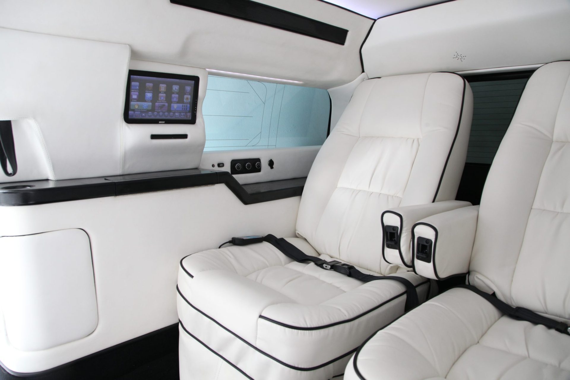 Asanti CEO Mobile Office Limousine - Interior Photo #5