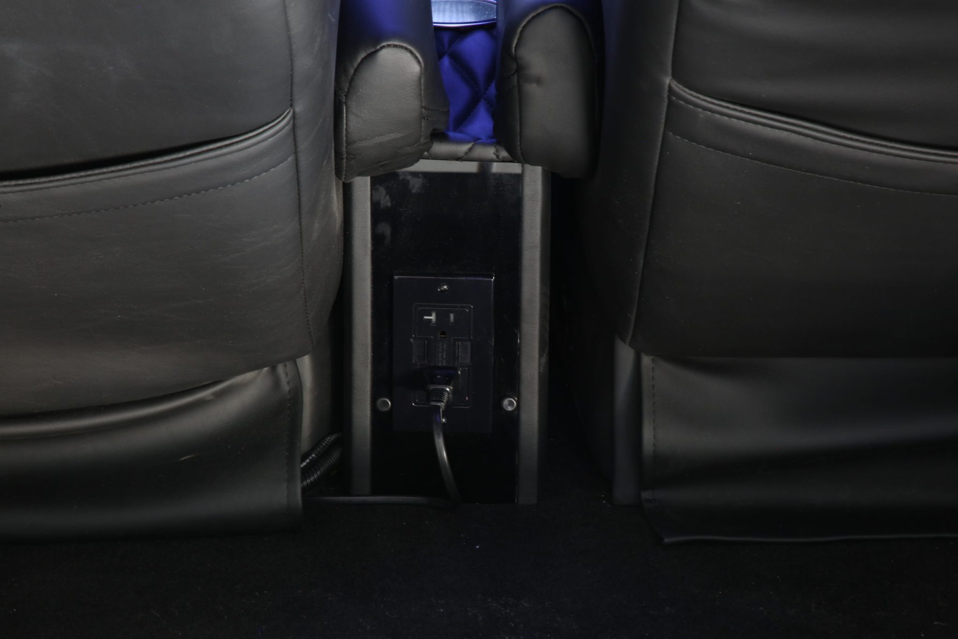 Cadillac Escalade ESV Limousine - Interior Photo #15
