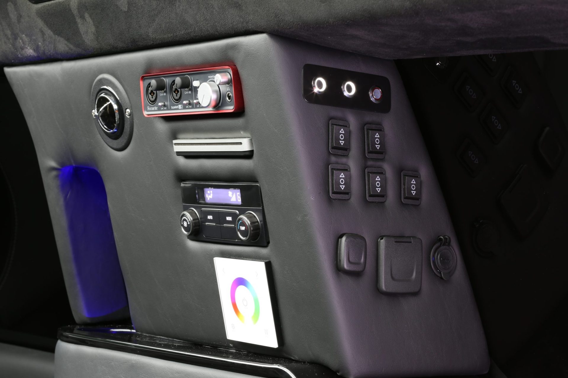 Chevy Suburban CEO Mobile Office Limousine - Interior Photo #16