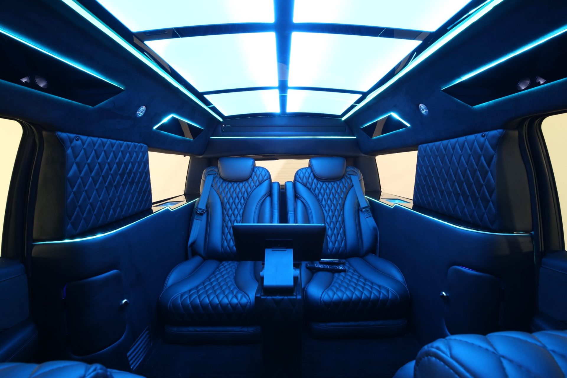 Cadillac Escalade ESV Limousine - Interior Photo #19